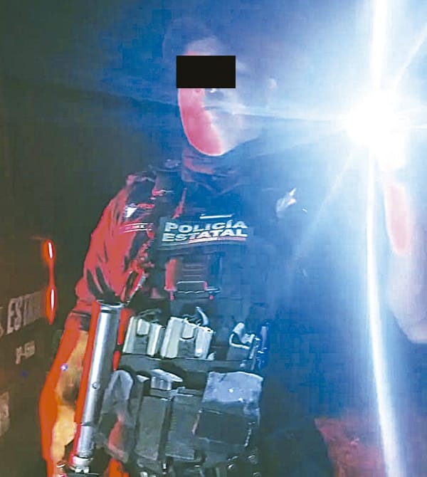 ¡POLICÍAS DE LA SSP REVISAN A PAREJA EN LO ‘OSCURITO’!