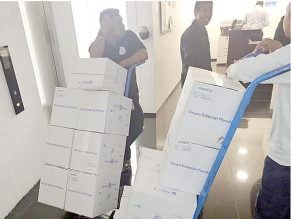 ¡REGALA ADÁN CAJAS CON LIBROS DE AMLO A SENADORES!