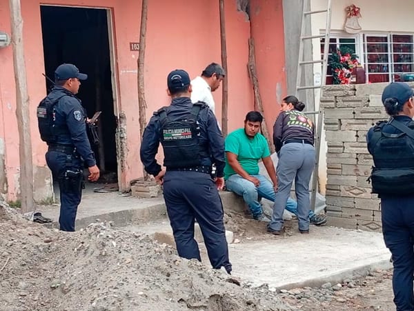 ¡SE DESPLOMAN VARILLAS Y CAEN SOBRE UN ALBAÑIL!