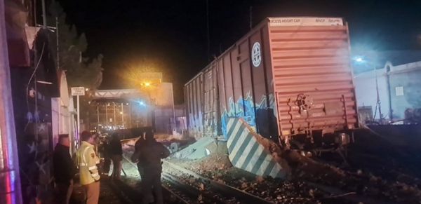 ¡SE IMPACTA VAGÓN CERCA DE MURO FRONTERIZO EN SONORA!