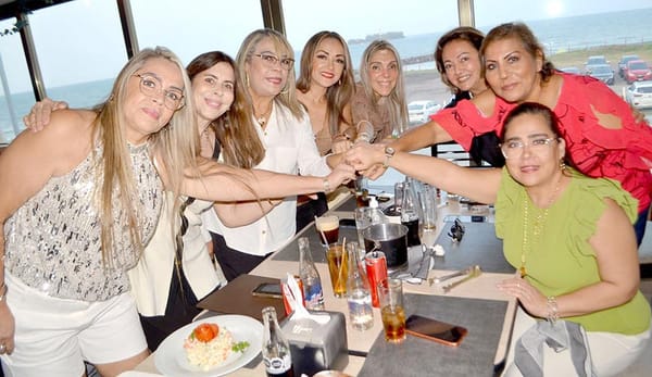 REENCUENTRO NAVIDEÑO ENTRE GRANDES AMIGAS