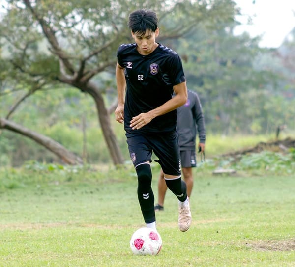 ¡MOUNSTROU MORADO DE LA TDP JUEGA ESTA NOCHE EN CASA!