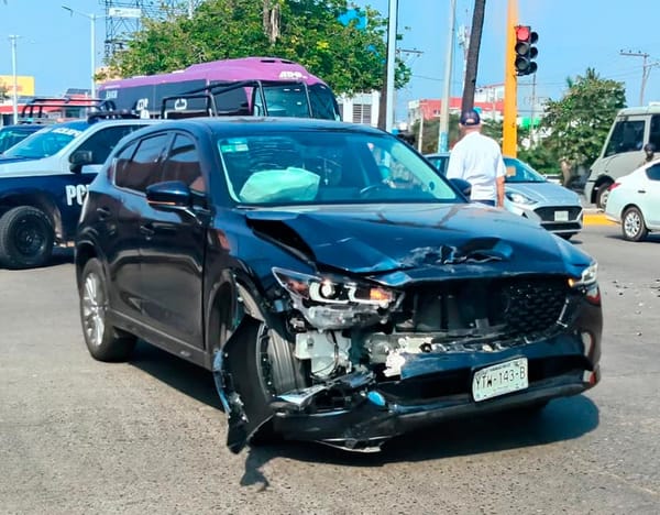¡COLISIONAN DOS MAZDAS EN LA AVENIDA ALLENDE!