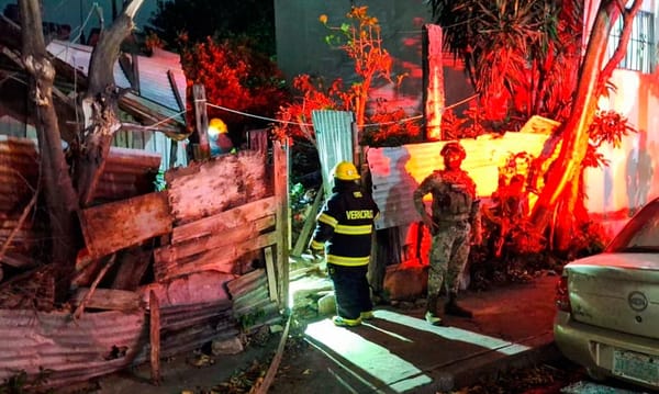 ¡JÓVENES DE GIMNASIO DE BOX EVITAN TRAGEDIA POR INCENDIO EN UNA VIVIENDA!