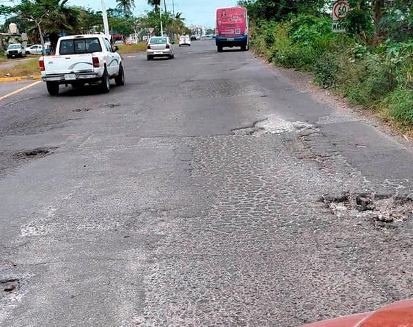 ¡LANZAN S.O.S. POR CRÁTERES EN CARRETERA VERACRUZ-EL TEJAR!