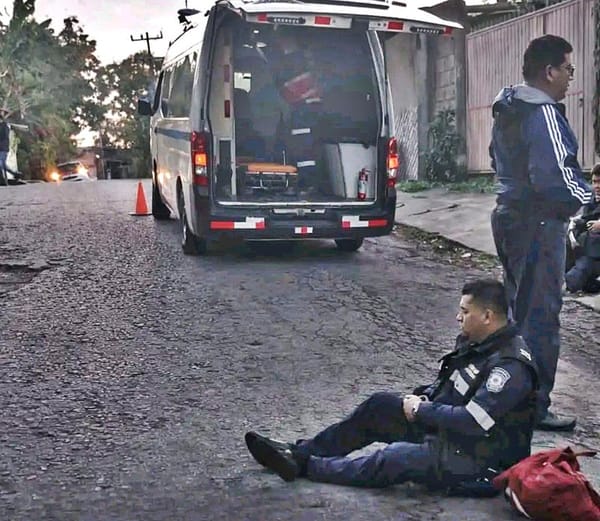 ¡MOTO-PATRULLERO SALE “VOLANDO” EN ENCONTRONAZO CON TAXISTA!