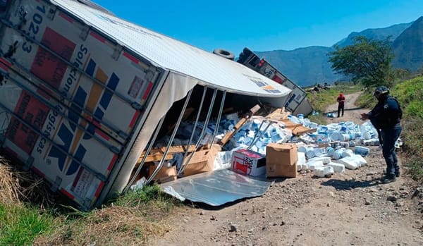 ¡RAPIÑEROS ROBAN CUBETAS CON PINTURA DE TRÁILER VOLCADO EN LA BALASTRERA!