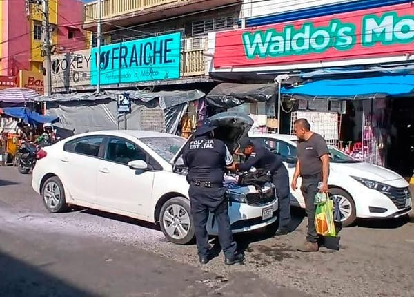 ¡SE PRENDE CARRO Y MOVILIZA A POLICÍAS EN EL MERCADO!