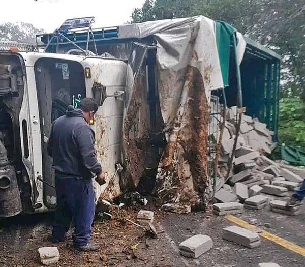 ¡SE VOLTEÓ CAMIÓN MATERIALISTA CARGADO CON CIENTOS DE BLOCKS!