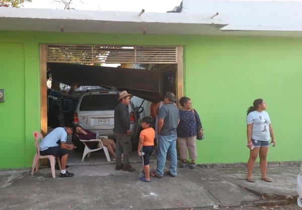 ¡PIERDE EL CONTROL, SE METE A CASA Y ATROPELLA A TRES NIÑOS!