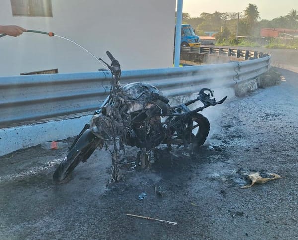 ¡MOTOCICLETA SE INCENDIA A ORILLA DE LA CARRETERA EN PASO DEL TORO!