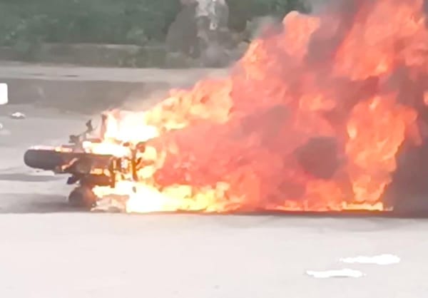 ¡DERRAPAN Y SE LES PRENDE LA MOTO!