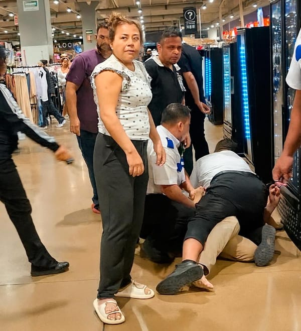 ¡GUARDIAS DE SEGURIDAD GOLPEAN A FAMILIA EN CHEDRAUI EL DORADO! - LA AGRESIÓN SUCEDIÓ POR UNA PAÑALERA Y FRENTE A LAS PEQUEÑAS HIJAS DE LA VICTIMA