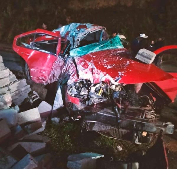 ¡SE MATO OFICIAL DEL REGISTRO CIVIL! - CHOCO SU AUTO CONTRA UN MONTÓN DE BLOCKS EN LA CARRETERA ATZOMPA-MEXCALA