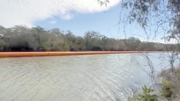 ¡EU INSTALA NUEVO “MURO FLOTANTE” DE BOYAS EN EL RÍO BRAVO!