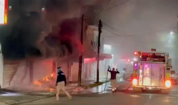 ¡QUEMAN LOCAL DE MOCHILAS CON UNA BOMBA MOLOTOV!