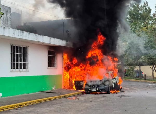 ¡FUEGO DEJÓ COMO CHATARRA UN AUTO SEAT!