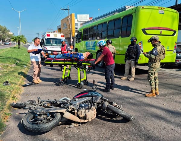 ¡MOTOCICLISTA ACABÓ FRACTURADO AL REBASAR CAMIÓN DE PASAJE!