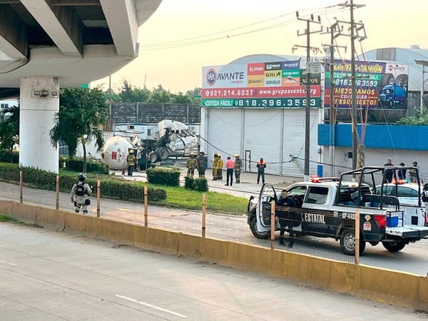 ¡PIPA CAYÓ 10 METROS DEL PUENTE DEL DISTRIBUIDOR VIAL EN COATZACOALCOS!