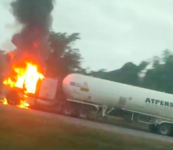 ¡SE INCENDIA TRÁILER CARGADO CON PROPILENO!