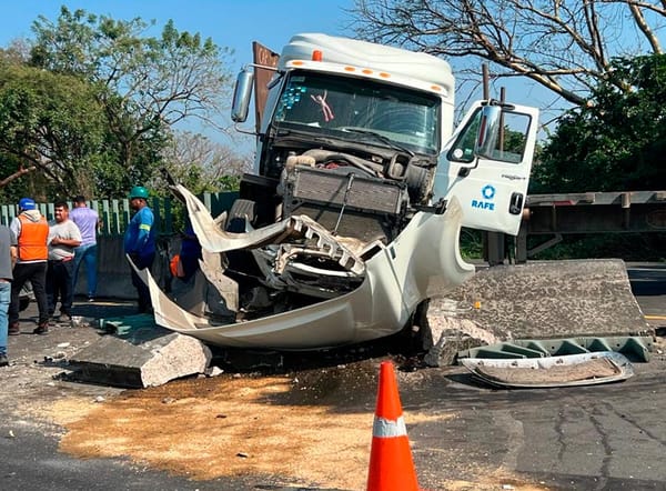 ¡TRAILER DESTROZADO EN CARRETERAZO!