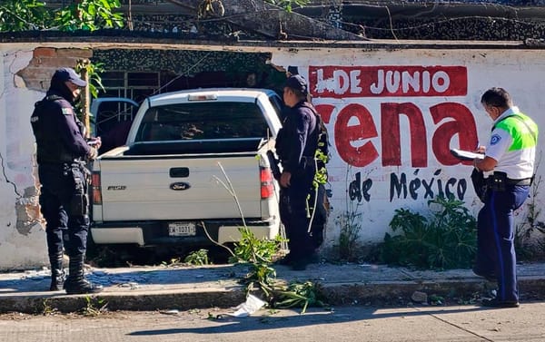 ¡CAMIONETA TERMINA DENTRO DE CASA DE EXALCALDE DE NOGALES!