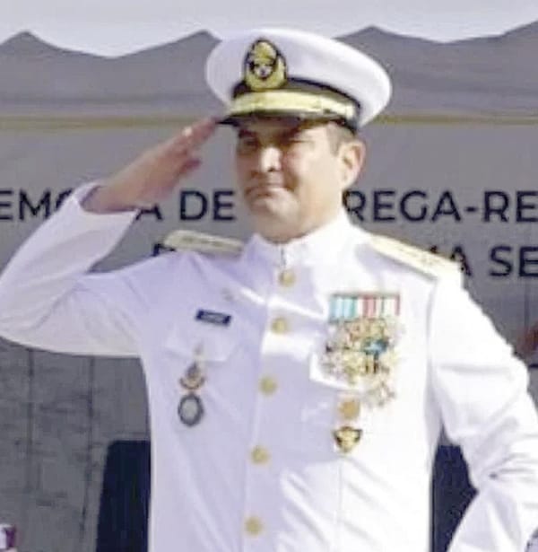 ¡QUIERE SEGUIR EN LA MARINA VICEALMIRANTE HUACHICOLERO!