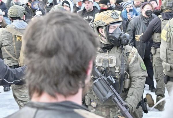 ¡ACUSAN A DEMÓCRATAS DE PONER EN RIESGO LA SEGURIDAD DE EU, TRAS ASESINADA POR AGENTE DE ICE!