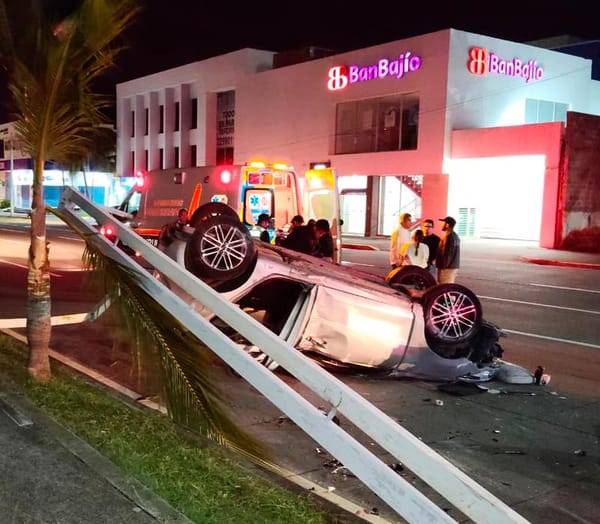 ¡CHOCÓ CONTRA LUMINARIA Y VOLCÓ FRENTE AL ILUSTRE!