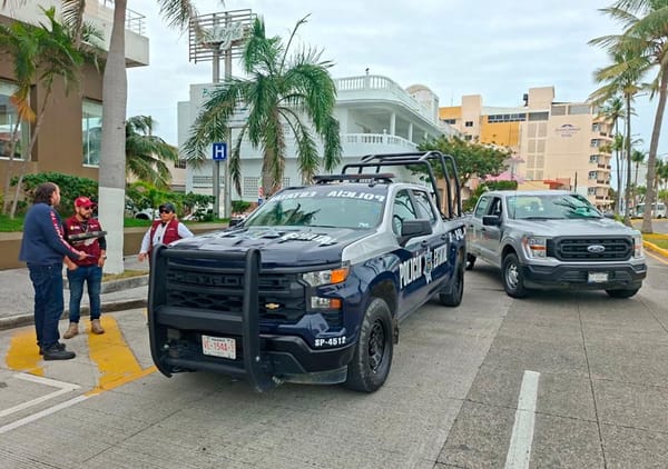 ¡CHOCAN CAMIONETAS OFICIALES EN EL BULEVAR FRENTE A LA NÁUTICA!