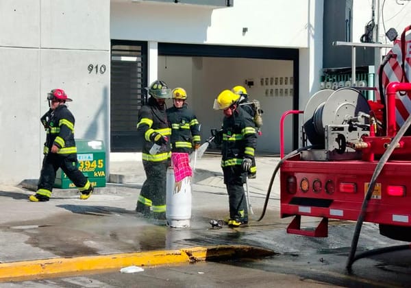 ¡ESTALLIDO POR GAS SACUDE EDIFICIO EN LA COLONIA ZARAGOZA!