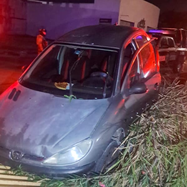 ¡FAMILIA CAE CON SU AUTO EN TRAGA TORMENTAS!