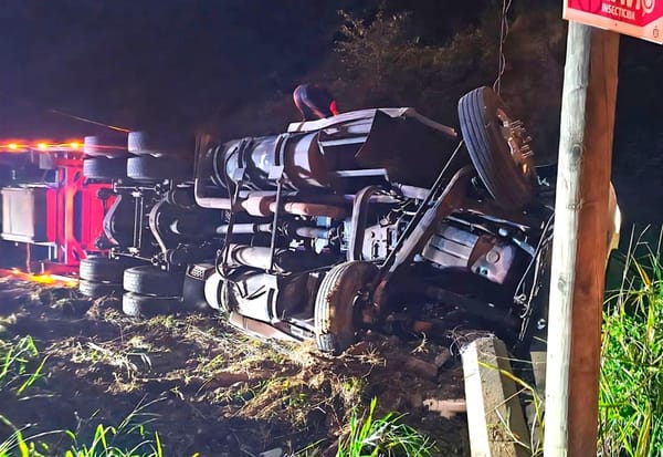 ¡SE VOLTEÓ TRÁILER SOBRE EL BULEVAR VÍA RÁPIDA AL TAJÍN!