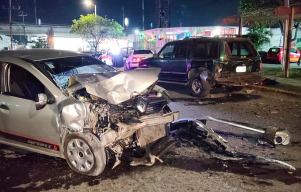 ¡AUTO SE DESBARATA DESPUÉS DE CHOCAR CONTRA CAMIONETA ESTACIONADA!