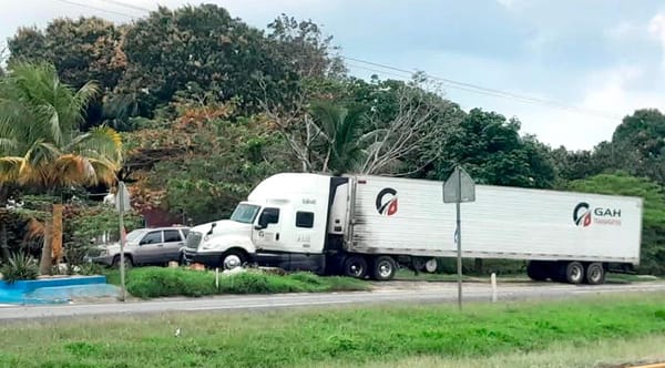 ¡ABANDONAN TRATOCAMIÓN TIROTEADO EN MOLOACÁN!