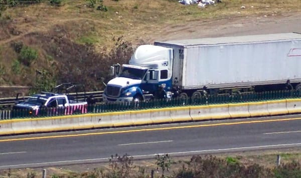¡ASEGURAN TRACTOCAMIÓN ROBADO EN LA AUTOPISTA ORIZABA-PUEBLA!