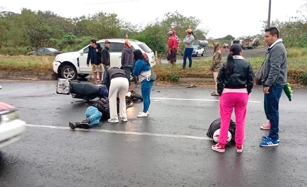 ¡PAREJA “VOLÓ” DE LA MOTO AL ESTRELLARSE CONTRA CAMIONETA!