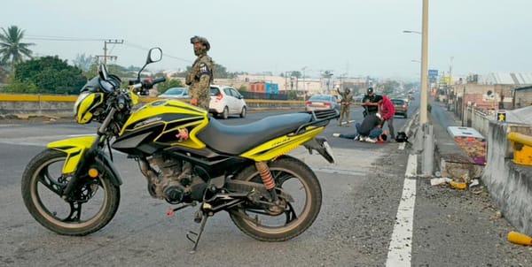 ¡SALIÓ “VOLANDO” DE LA MOTO EN EL PUENTE AMAPOLAS!
