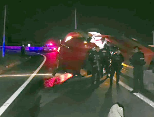 ¡TRÁILER CARGADO CON AZÚCAR VOLCÓ CERCA DE LA CASETA DE SAN JULIÁN!