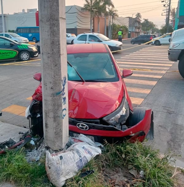 ¡ABANDONAN COCHE COREANO ESTRELLADO CONTRA POSTE DE CFE!