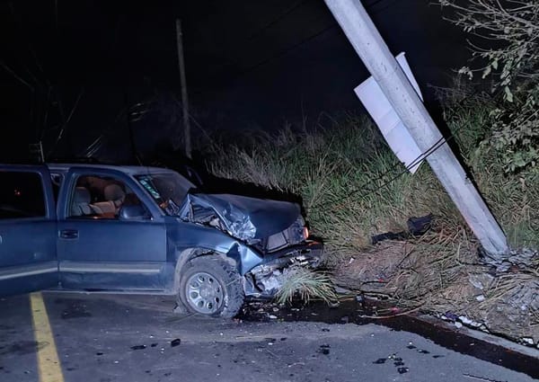¡CAMIONETA SILVERADO SE IMPACTÓ CONTRA POSTE DE LUZ!