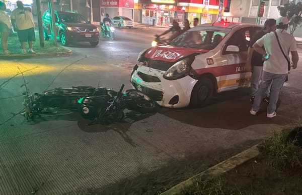 ¡SE DAN TREMENDO TRANCAZO MOTORIZADO CONTRA UN TAXI!