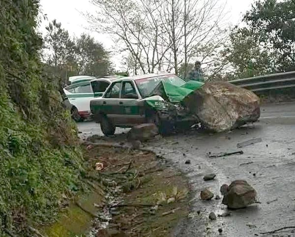 ¡TAXI APLASTADO POR ENORME ROCA!