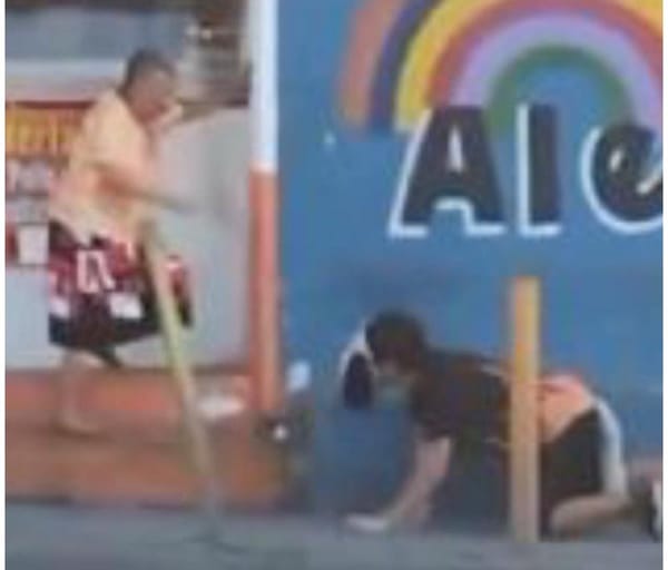 ¡ABUELITA VS. THERIAN!