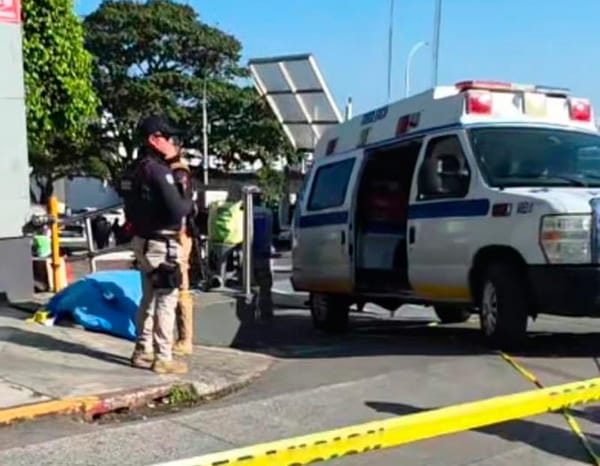 ¡ADULTO MAYOR FALLECIÓ AFUERA DE PLAZA CRYSTAL!