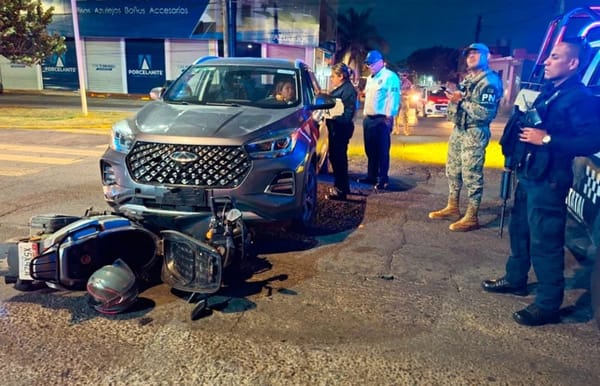 ¡SE EQUIVOCA DE PEDAL Y TERMINA IMPACTANDO DOS MOTOCICLETAS!