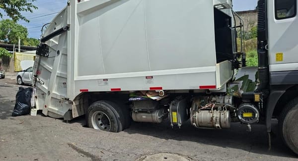 ¡CAE CAMIÓN DE LA BASURA EN UN “CRÁTER” EN LA 21 DE ABRIL!
