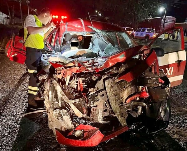 ¡MÁQUINA RECOLECTORA CAÑERA DESTROZÓ TAXI!