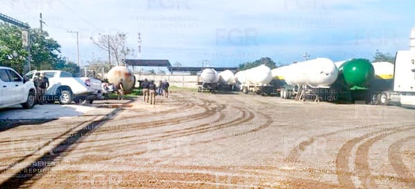 ¡GOLPE A HUACHICOLEROS! - AGENTES FEDERALES Y FGR ASEGURARON 149 VEHÍCULOS EN CATEOS EN MINATITLÁN