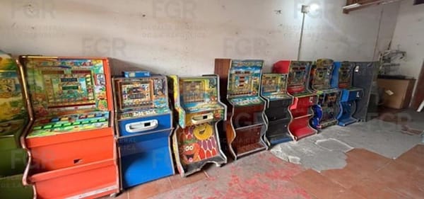 ¡ASEGURAN TREINTA MÁQUINITAS TRAGAMONEDAS EN DOS CATEOS!